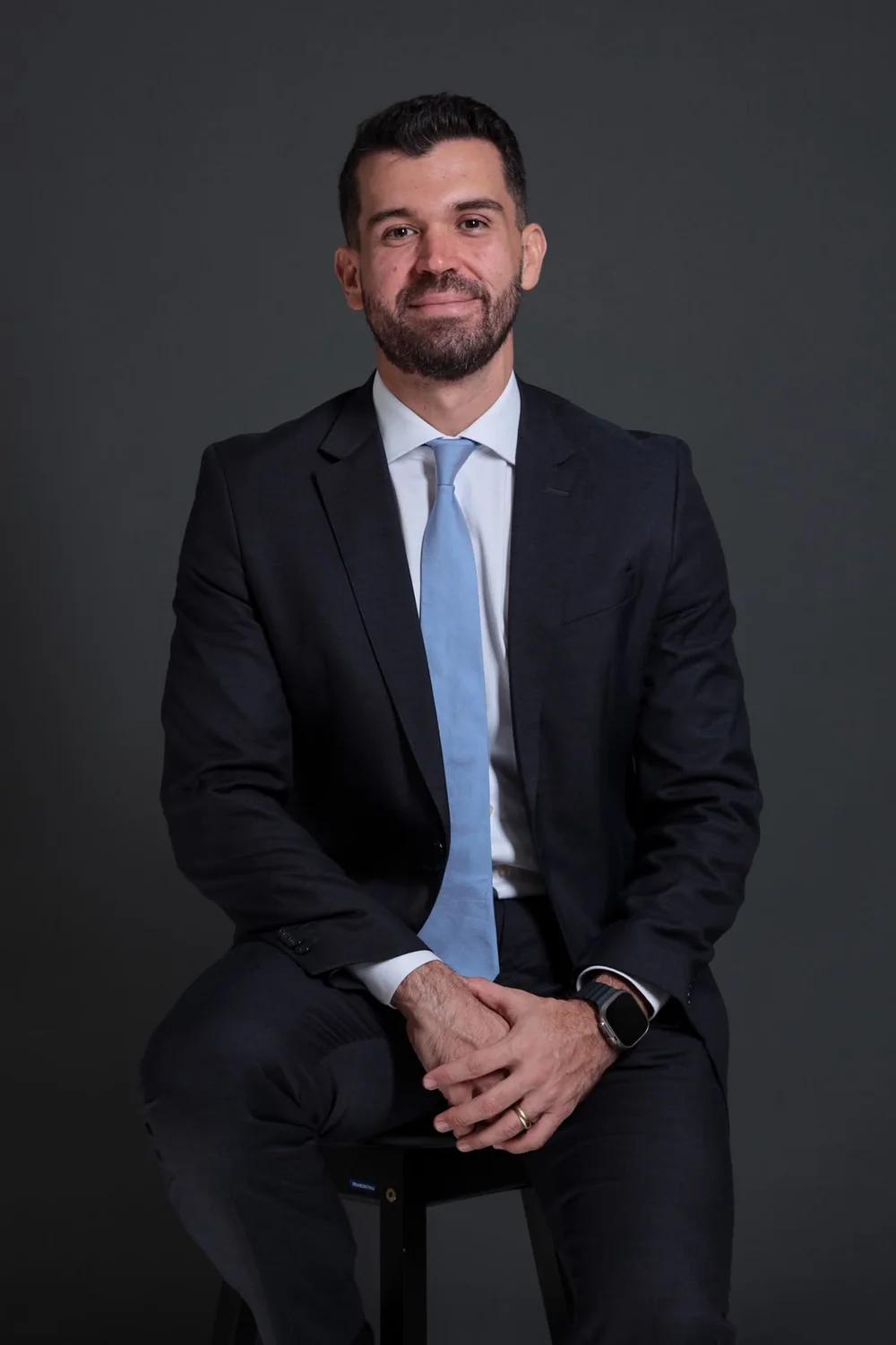 Dr. Tiago de Melo Pereira, advogado da Pereira Advocacia, sentado