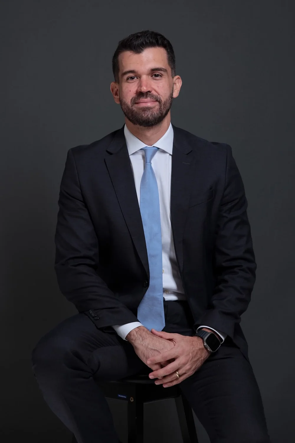 Dr. Tiago de Melo Pereira, advogado da Pereira Advocacia, sentado